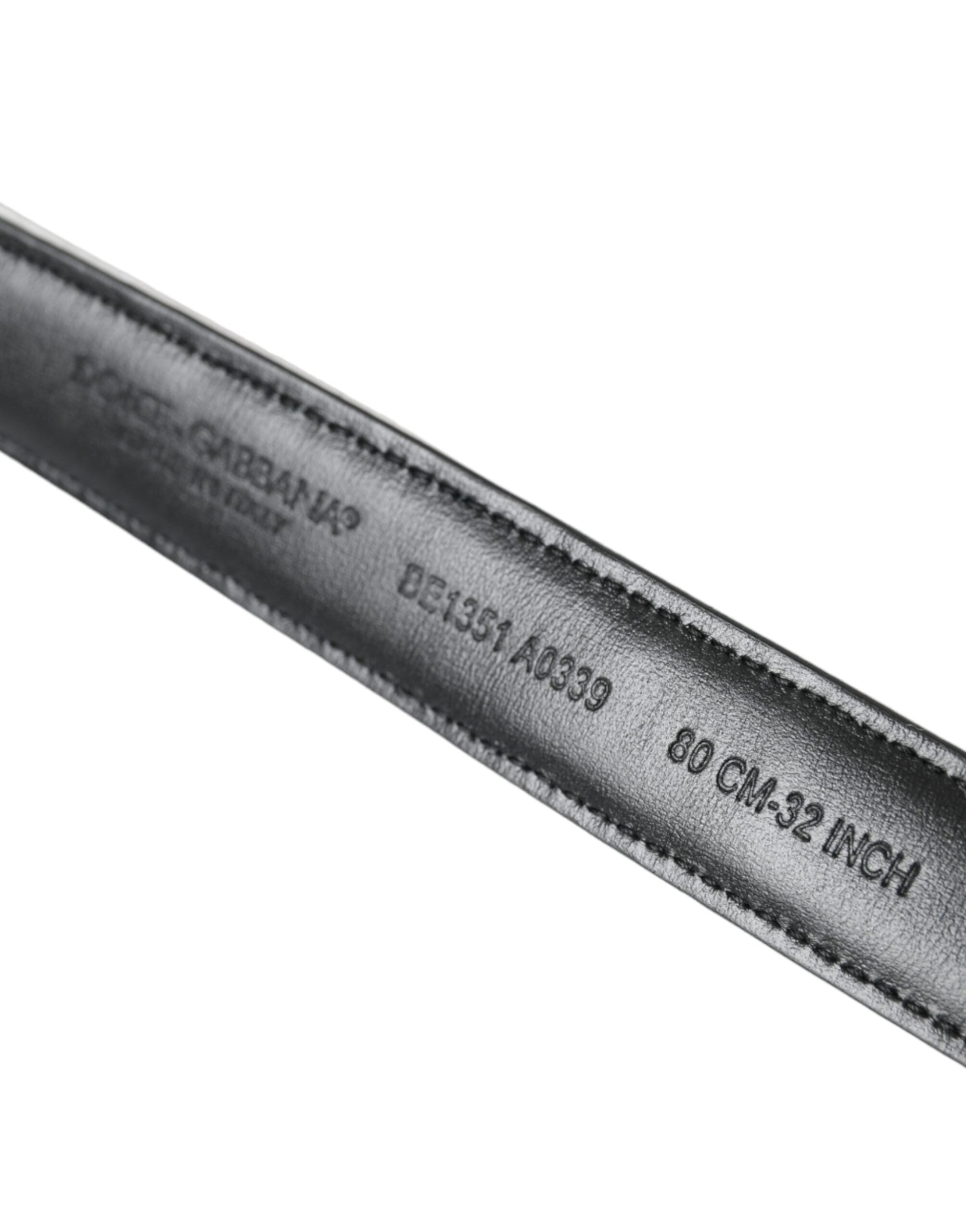 Cinturón con hebilla de metal dorado y patchwork en blanco y negro