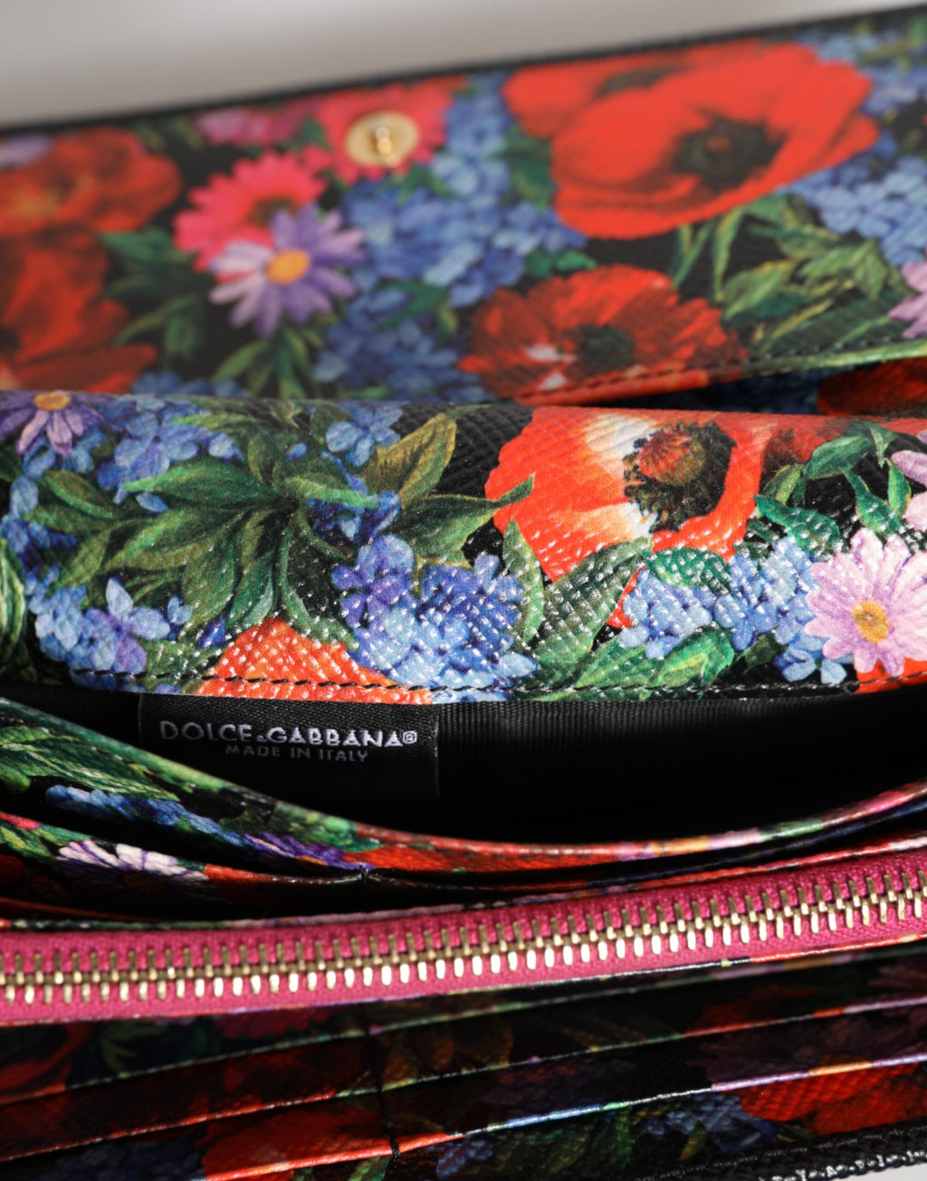 Cartera para tarjetas de tres pliegues con placa de logotipo de cuero negro